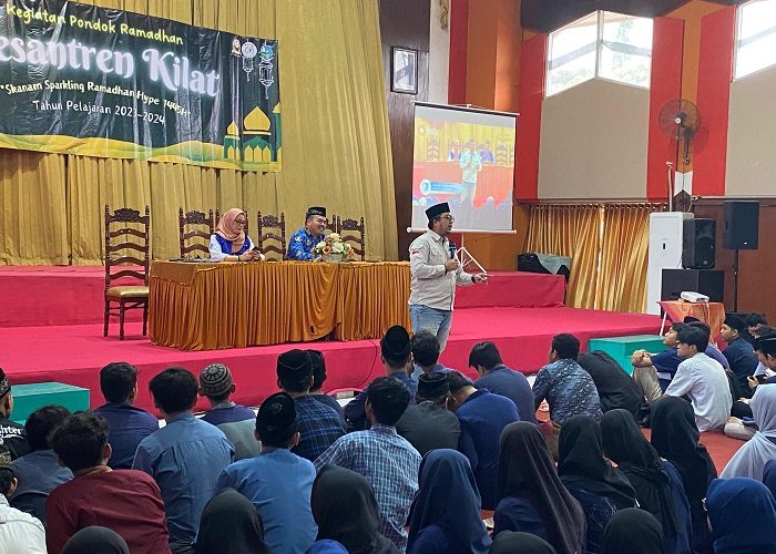 Seminar literasi digital di SMKN 6 Surabaya, Senin (18/3/2024).