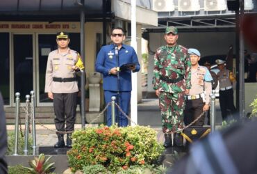 Pj Wali Kota, M. Ali Kuncoro memimpin apel gelar pasukan operasi keselamatan Semeru, di Mapolresta Mojokerto.(blok-a.com/Syahrul)