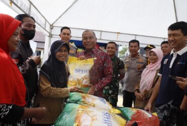 Pj Bupati Jombang dalam kegiatan pangan murah di halaman Mapolres Jombang.(Dokumen Kominfo for blok-a.com)