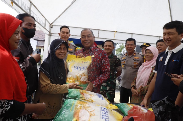 Pj Bupati Jombang dalam kegiatan pangan murah di halaman Mapolres Jombang.(Dokumen Kominfo for blok-a.com)