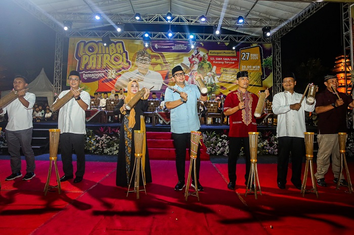Suasana lomba musik kesenian patrol di depan kantor pemerintah Kota Mojokerto.(Blok-a.com/Syahrul)