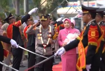 Pedang pora pelepasan Kapolres Mojokerto yang lama AKBP Wahyudi, S.I.K, M.H. (blok-a.com/Syahrul)