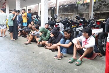 Puluhan remaja yang hendak perang sarung ditangkap polisi.(Dok. Polresta Mojokerto for blok-a.com)