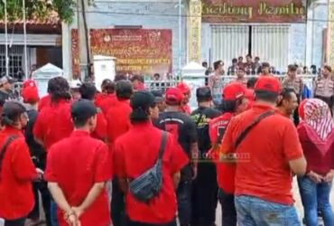 Massa PDIP dari 18 PAC datangi KPUD Kabupaten Mojokerto.(Blok-a.com/Syahrul)