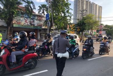 Satlantas Gresik mengadakan kegiatan sosialisasi dan pembagian brosur kepada para pengendara. (Blok-a.com/ivan)