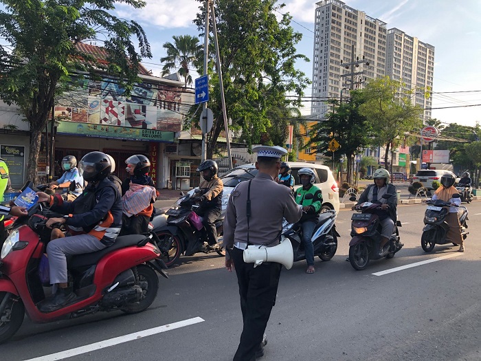 Satlantas Gresik mengadakan kegiatan sosialisasi dan pembagian brosur kepada para pengendara. (Blok-a.com/ivan)