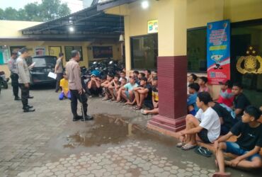 Puluhan remaja yang terjaring patroli penertiban selama Ramadan di wilayah hukum Polsek Gondang.(Dokumen Polsek for blok-a.com)