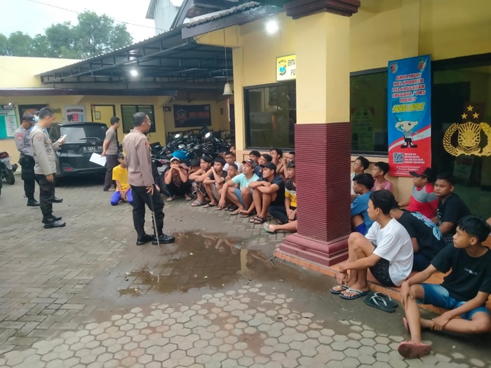 Puluhan remaja yang terjaring patroli penertiban selama Ramadan di wilayah hukum Polsek Gondang.(Dokumen Polsek for blok-a.com)