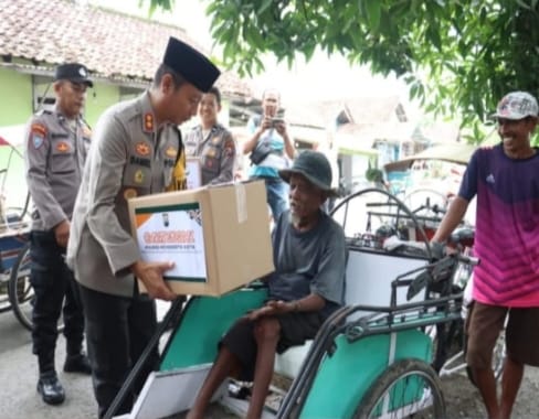 Kapolres Mojokerto Kota AKBP Daniel S. Marunduri saat memberikan paket sembako kepada warga.(dokumen Polresta for blok-a.com)