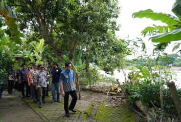 Pj Adriyanto meninjau sejumlah rumah rawan longsor di bantaran Sungai Bengawan Solo.
