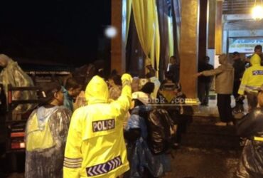 Tim gabungan lakukan evakuasi pengunjung Rustic Rock Riverside, Pacet, Mojokerto.(blok-a.com/Syahrul)