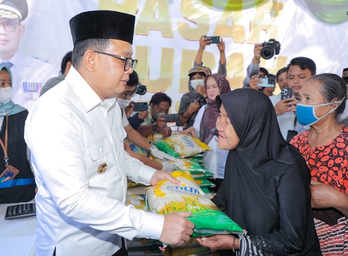 Pj Gubernur Jatim Adhy Karyono memberikan santunan dhuafa di Masjid Agung Kota Kediri.