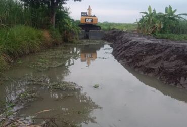 Ekskavator saat normalisasi sungai di Dusun/Desa Kramat, Temengung.