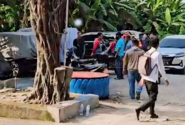 Sempat terjadi penolakan oleh warga saat tim pengukuran BPN Gresik bersama pihak PT SMI di Ngargosari, Kebomas, Gresik. (blok-a.com/ivan)