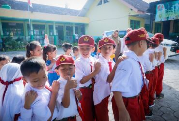 Peserta didik pada tingkat SD dan SMP negeri maupun swasta di Kabupaten Gresik dilarang menggunakan sepeda listrik.