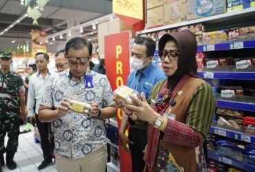 Sekretaris Daerah (Sekda) Kabupaten Sidoarjo Dr. Fenny Apridawati, M.Kes, saat melakukan sidak mamin di Ramayana Maal Sidoarjo.