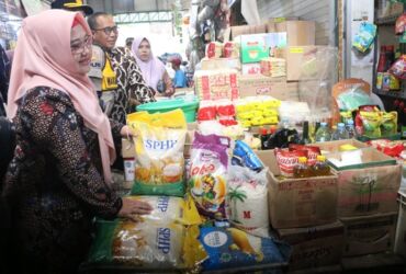 Wabup Aminatun Habibah bersama Sekda Gresik Achmad Washil Miftahul Rahman dan sejumlah OPD sidak kebutuhan bahan pokok di sejumlah pasar di Gresik.