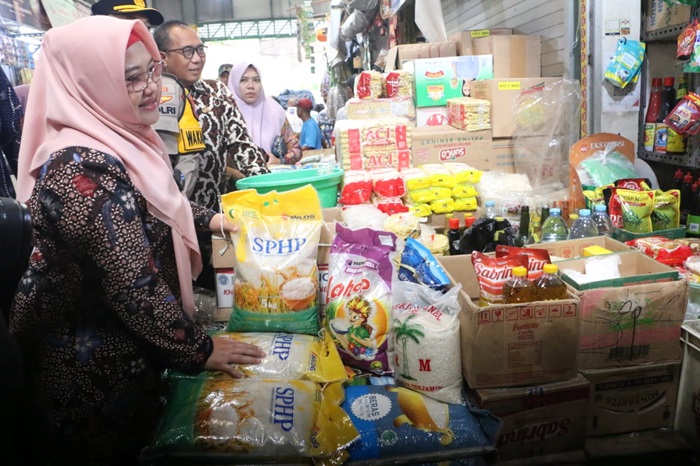 Wabup Aminatun Habibah bersama Sekda Gresik Achmad Washil Miftahul Rahman dan sejumlah OPD sidak kebutuhan bahan pokok di sejumlah pasar di Gresik.