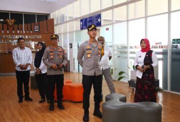 Kapolres Magetan AKBP Satria Permana meninjau kesiapan MPP Magetan.