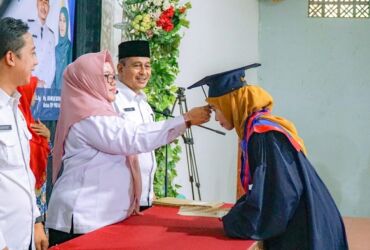 Wakil Bupati Gresik Aminatun Habibah saat menghadiri Wisuda Ke-1 SOTH Kecamatan Bungah.
