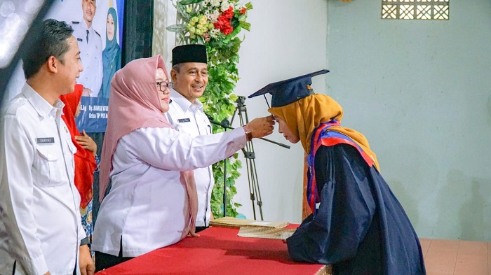 Wakil Bupati Gresik Aminatun Habibah saat menghadiri Wisuda Ke-1 SOTH Kecamatan Bungah.