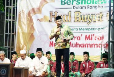 Wabup Sidoarjo Haji Subandi, SH saat memberi sambutan pada acara Haul Buyut Qori ke IX dan Isra Miraj Nabi Muhammad SAW di Desa Sidokerto Kecamatan Buduran.