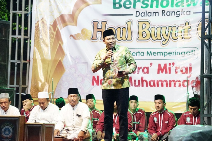 Wabup Sidoarjo Haji Subandi, SH saat memberi sambutan pada acara Haul Buyut Qori ke IX dan Isra Miraj Nabi Muhammad SAW di Desa Sidokerto Kecamatan Buduran.