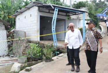 Pj Bupati Jombang Sugiat meninjau korban tanah gerak di wonosalam.(Dok.kominfo Jombang for blok-a.com)