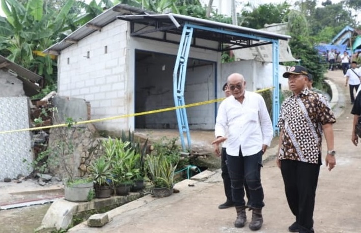 Pj Bupati Jombang Sugiat meninjau korban tanah gerak di wonosalam.(Dok.kominfo Jombang for blok-a.com)