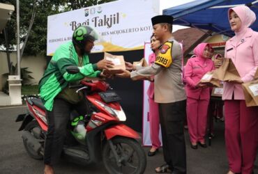 Kapolres Mojokerto Kota AKBP Daniel S Marunduri, S.I.K., M.H., saat membagikan langsung takjil kepada pengguna jalan.(blok-a.com/Syahrul)