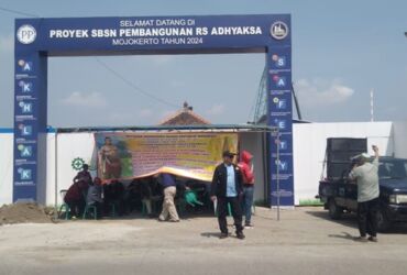 Para pengunjuk rasa didepan lokasi pembangunan gedung rumah sakit Adhiyaksa, Desa Gading, Kecamatan Jatirejo, Kabupaten Mojokerto.(Blok-a.com/Syahrul)