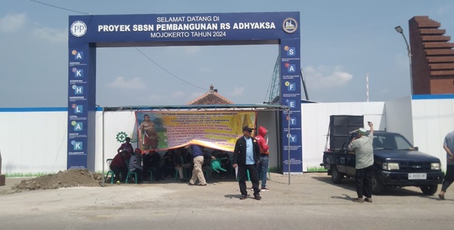 Para pengunjuk rasa didepan lokasi pembangunan gedung rumah sakit Adhiyaksa, Desa Gading, Kecamatan Jatirejo, Kabupaten Mojokerto.(Blok-a.com/Syahrul)