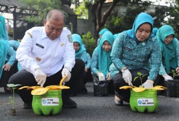 Pj Bupati Jombang tanam cabai bersama tim penggerak PKK.(dok. Kominfo Jombang for blok-a.com)