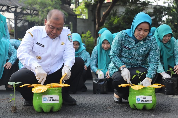 Pj Bupati Jombang tanam cabai bersama tim penggerak PKK.(dok. Kominfo Jombang for blok-a.com)