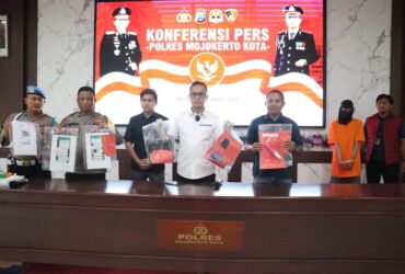 Tersangka threesome yang berhasil diamankan Polresta Mojokerto.(Dok. Polresta for blok-a.com)