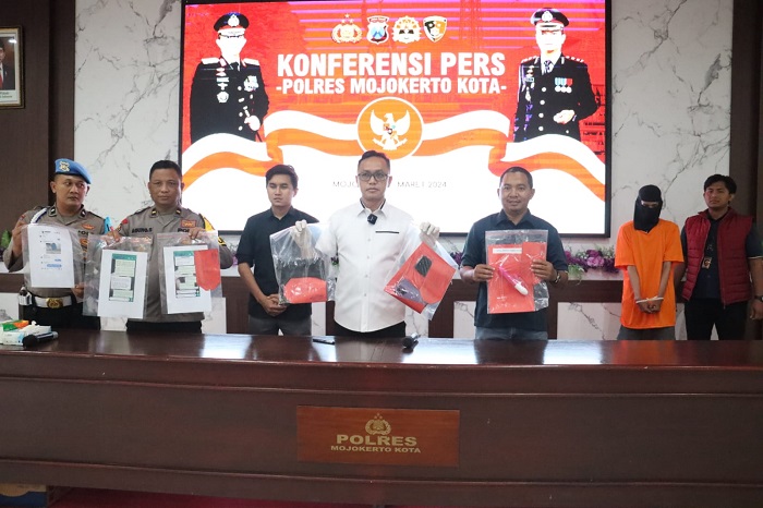Tersangka threesome yang berhasil diamankan Polresta Mojokerto.(Dok. Polresta for blok-a.com)