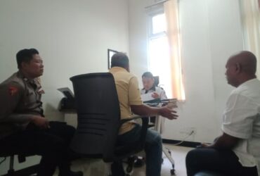 Para warga melaporkan hilangnya uang infaq masjid annur perum Green Hill ke SPKT Polres Gresik.(blok-a.com/ivan)