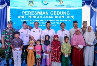 Bupati Gresik Fandi Ahmad Yani saat menghadiri dan meresmikan Unit Pengolahan Ikan Bandeng di Sidayu.