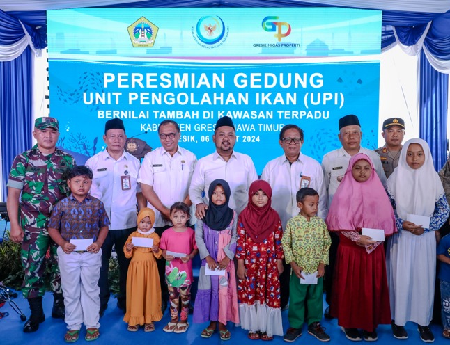 Bupati Gresik Fandi Ahmad Yani saat menghadiri dan meresmikan Unit Pengolahan Ikan Bandeng di Sidayu.