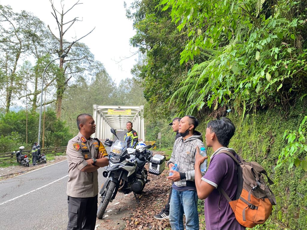 teks: Kapolres Mojokerto mengecek jalur Pacet - Batu.(Dokumen Polres)