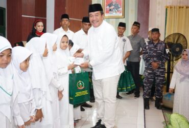 Pemberian bingkisan lebaran ke anak yatim piatu di acara buka bersama dengan Danrem 022/Pantai Timur