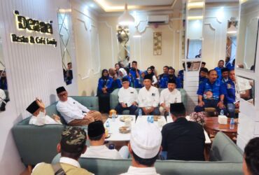 Pertemuan pengurus partai PAN dengan Kiyai Asep di Rumah Makan Den Bei, Pungging.(Blok-a.com/Syahrul)