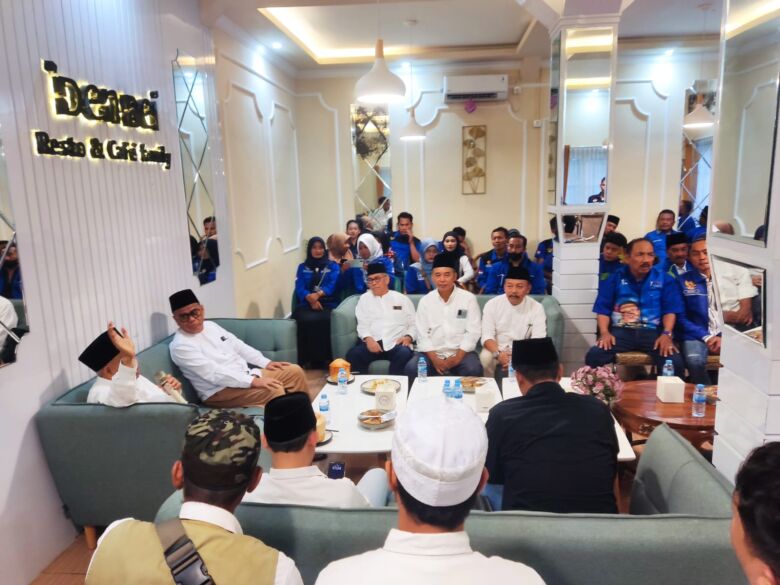 Pertemuan pengurus partai PAN dengan Kiyai Asep di Rumah Makan Den Bei, Pungging.(Blok-a.com/Syahrul)