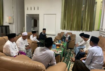 Pertemuan Ketua DPC PKB Mojokerto dengan Kiyai Asep di Guest House Kampus UKHAC Pacet.(Blok-a.com/Syahrul)