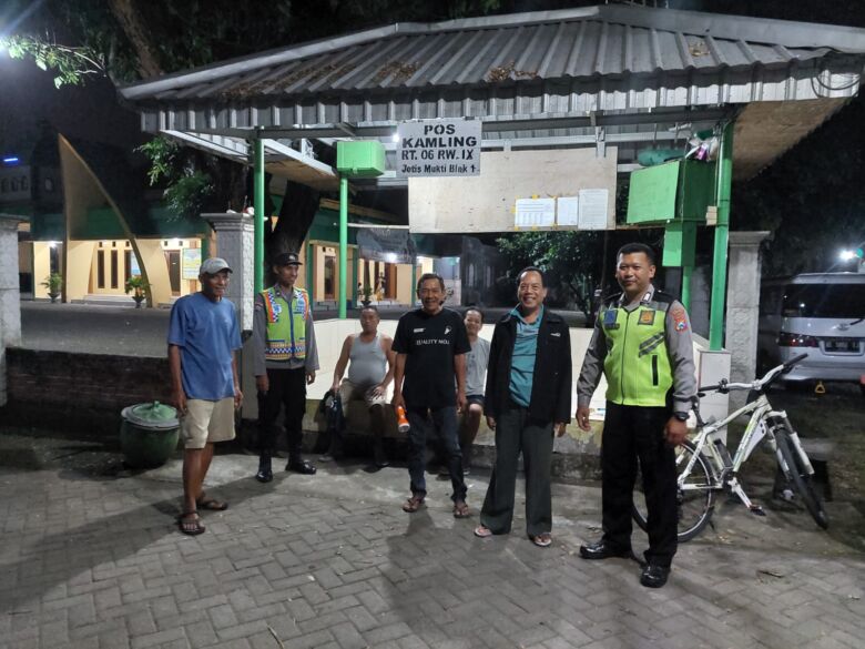 Patroli ke rumah warga yang kosong ditinggal mudik lebaran.(Dokumen Polres)