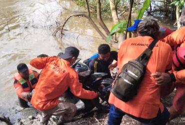 Tim SAR dan relawan gabungan saat melakukan pencarian korban tenggelam di Kali Mas.