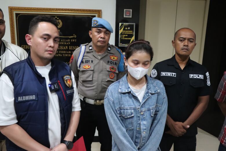 AS didampingi Satuan reskrim polres Gresik, klarifikasi kejadian perampokan di PPS Gresik.