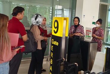 Kantor Imigrasi Kelas II Non TPI Blitar mendesportasi IJ, WNA Singapura. (blok-a.com/Fajar)