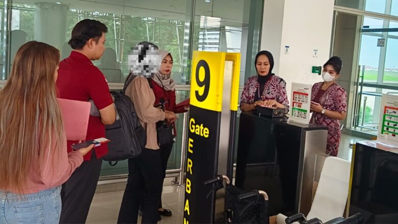Kantor Imigrasi Kelas II Non TPI Blitar mendesportasi IJ, WNA Singapura. (blok-a.com/Fajar)