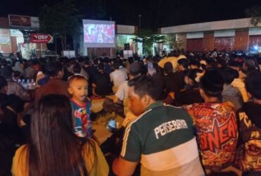 Warga yang ikut acara nobar yang digelar GP Ansor di halaman kantor desa medali.(blok-a.com/Syahrul)